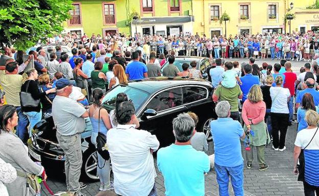 Imagen principal - Los vecinos de Llanes salen a la calle para denunciar el crimen y exigir su esclarecimiento. Abajo a la izquierda, María José Rodríguez 'Coté' confía en que no tardará en saberse lo que ocurrió. Abajo a la derecha, el alcalde, Enrique Riestra, en su despacho. «Quien lo ha hecho, que lo pague».