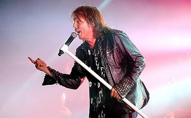 El guaperas Joey Tempest, de cuero y con el pie de micro blanco. 