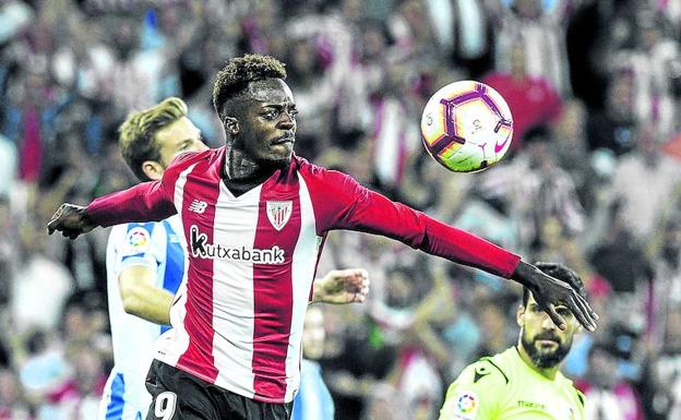 Iñaki Williams golpea con rabia el balón en un momento del derbi frente a la Real Sociedad.