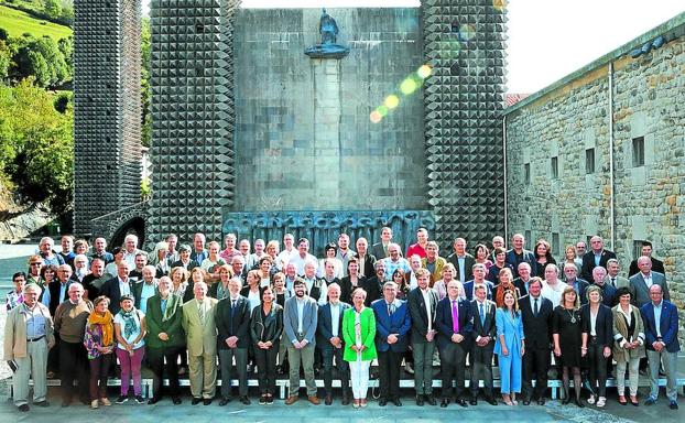 Miembros de Euskaltzaindia y firmantes del manifiesto, ayer junto a la fachada del santuario de Arantzazu.