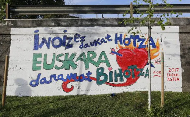Mural pintado por los alumnos del Colegio Publico de Ugao en favor del euskera.