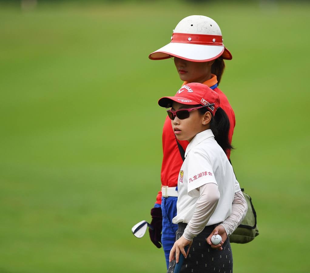 La Asociación China de Golf tenía 400 jugadores juveniles registrados en 2013, el año pasado eran 35.000 y se espera que en un lustro la cifra ronde los 100.000. Lai Runci, de 6 años, y Lai Yiyan, de 9 (protagonistas en la mayoría de las fotos), participan en un torneo para niños en Dragon Lake Golf Club en, Guangzhou. Ambos representan al ejército de jóvenes golfistas de China y el interés creciente del país por un juego que estuvo prohibido bajo el mandato de Mao Zedong porque era «para millonarios...»