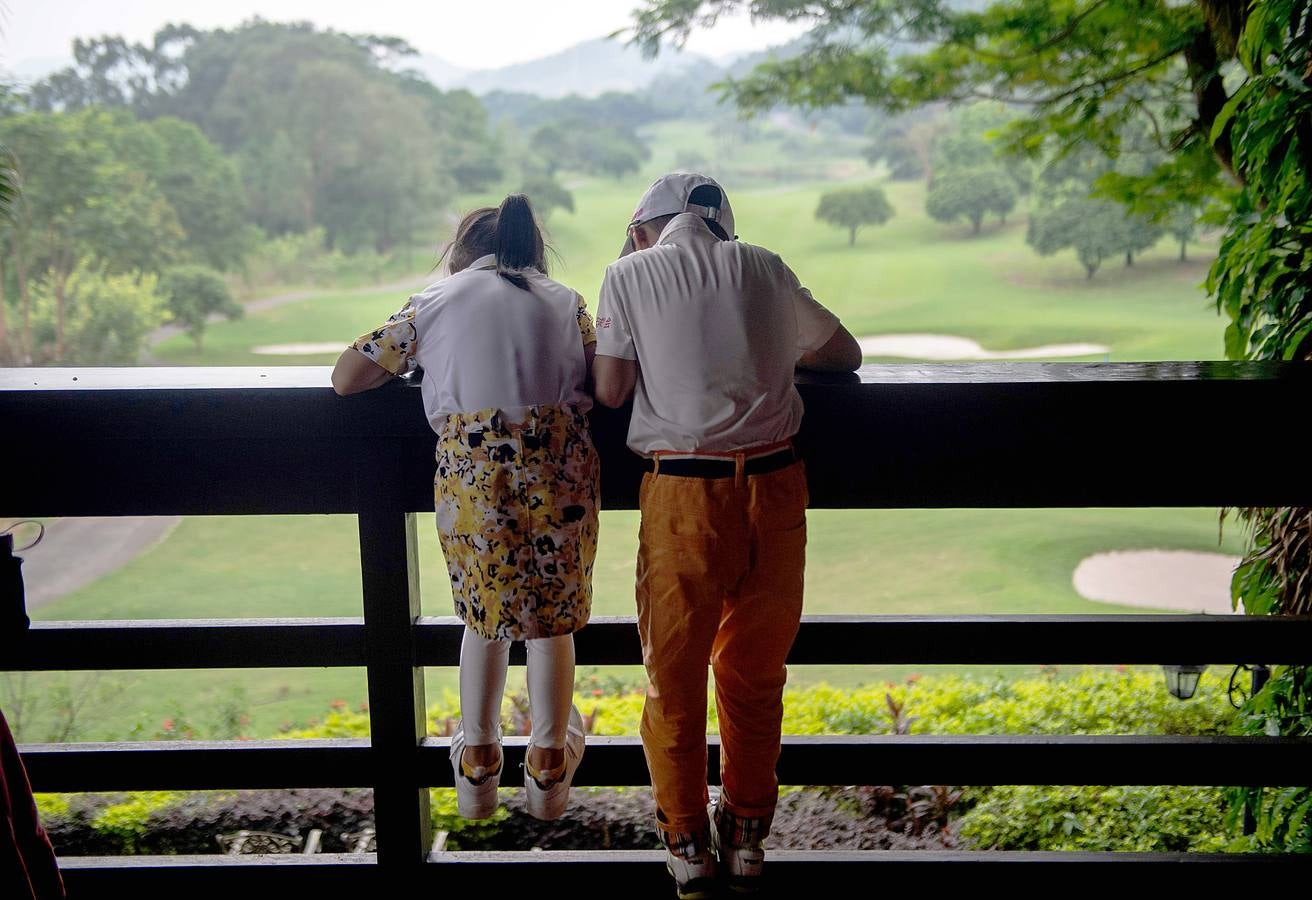 La Asociación China de Golf tenía 400 jugadores juveniles registrados en 2013, el año pasado eran 35.000 y se espera que en un lustro la cifra ronde los 100.000. Lai Runci, de 6 años, y Lai Yiyan, de 9 (protagonistas en la mayoría de las fotos), participan en un torneo para niños en Dragon Lake Golf Club en, Guangzhou. Ambos representan al ejército de jóvenes golfistas de China y el interés creciente del país por un juego que estuvo prohibido bajo el mandato de Mao Zedong porque era «para millonarios...»