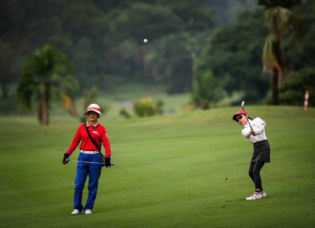 La Asociación China de Golf tenía 400 jugadores juveniles registrados en 2013, el año pasado eran 35.000 y se espera que en un lustro la cifra ronde los 100.000. Lai Runci, de 6 años, y Lai Yiyan, de 9 (protagonistas en la mayoría de las fotos), participan en un torneo para niños en Dragon Lake Golf Club en, Guangzhou. Ambos representan al ejército de jóvenes golfistas de China y el interés creciente del país por un juego que estuvo prohibido bajo el mandato de Mao Zedong porque era «para millonarios...»