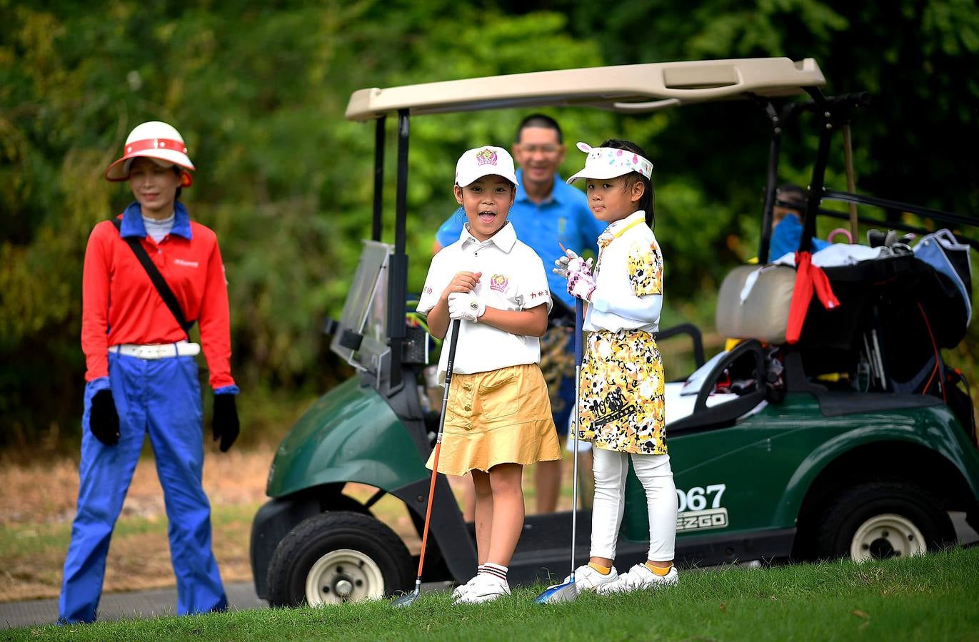 La Asociación China de Golf tenía 400 jugadores juveniles registrados en 2013, el año pasado eran 35.000 y se espera que en un lustro la cifra ronde los 100.000. Lai Runci, de 6 años, y Lai Yiyan, de 9 (protagonistas en la mayoría de las fotos), participan en un torneo para niños en Dragon Lake Golf Club en, Guangzhou. Ambos representan al ejército de jóvenes golfistas de China y el interés creciente del país por un juego que estuvo prohibido bajo el mandato de Mao Zedong porque era «para millonarios...»