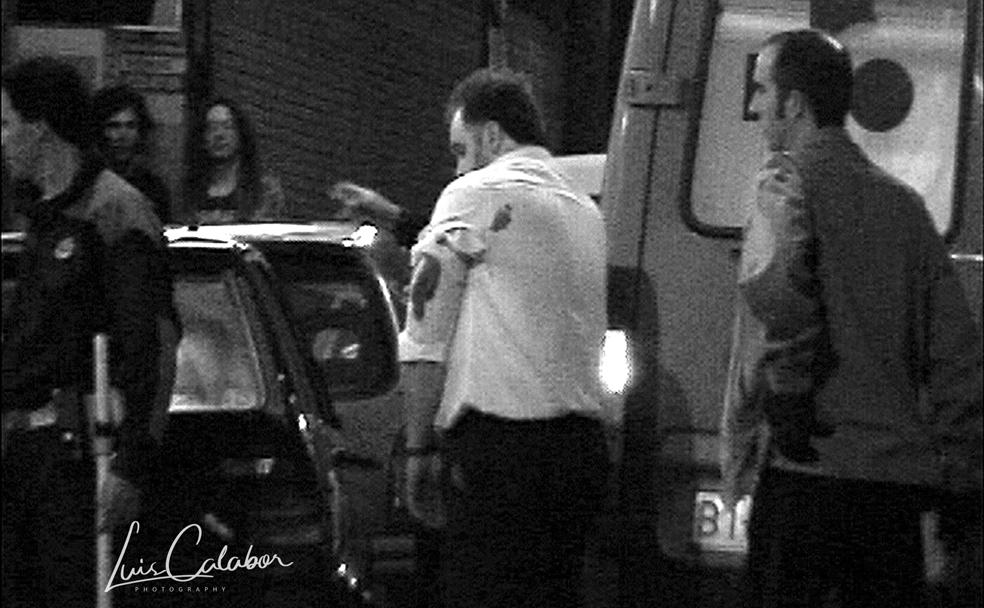 Uno de los porteros del club de alterne 'Acrópolis' es atendido por los sanitarios.