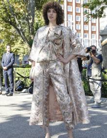 Imagen secundaria 2 - Esperanza Aguirre fue jaleada. Abajo a la izquierda, Ágatha Ruiz de la Prada con Cósima y Tristán. Abajo a la derecha, Brianda, hermana del novio.