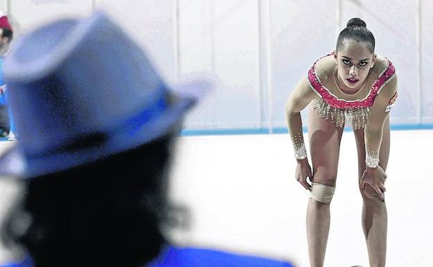 Tensión. Rita Mamun, con la mirada clavada en la todopoderosa Irina Víner, presidenta de la Federación Rusa de Gimnasia Rítmica.