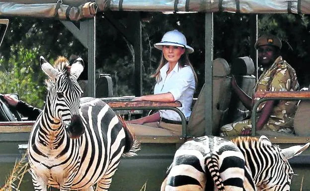 Melania Trump, con una indumentaria de inequívoco sabor colonial, durante un safari en Kenia. 