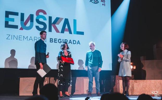 La coordinadora de Kimuak, Esther Cabero, recibe el premio del Festival de Lekeitio. 