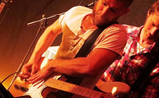 Ben Poole con la camiseta de Gustavo Doré y guitarra Fender Telecaster.