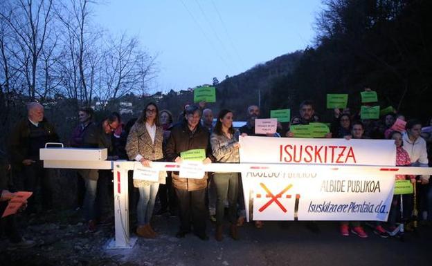 Protesta de los vecinos tras el cierre de la carretera a Isuskitza en 2017 tras los desprendimientos registrados meses antes. 