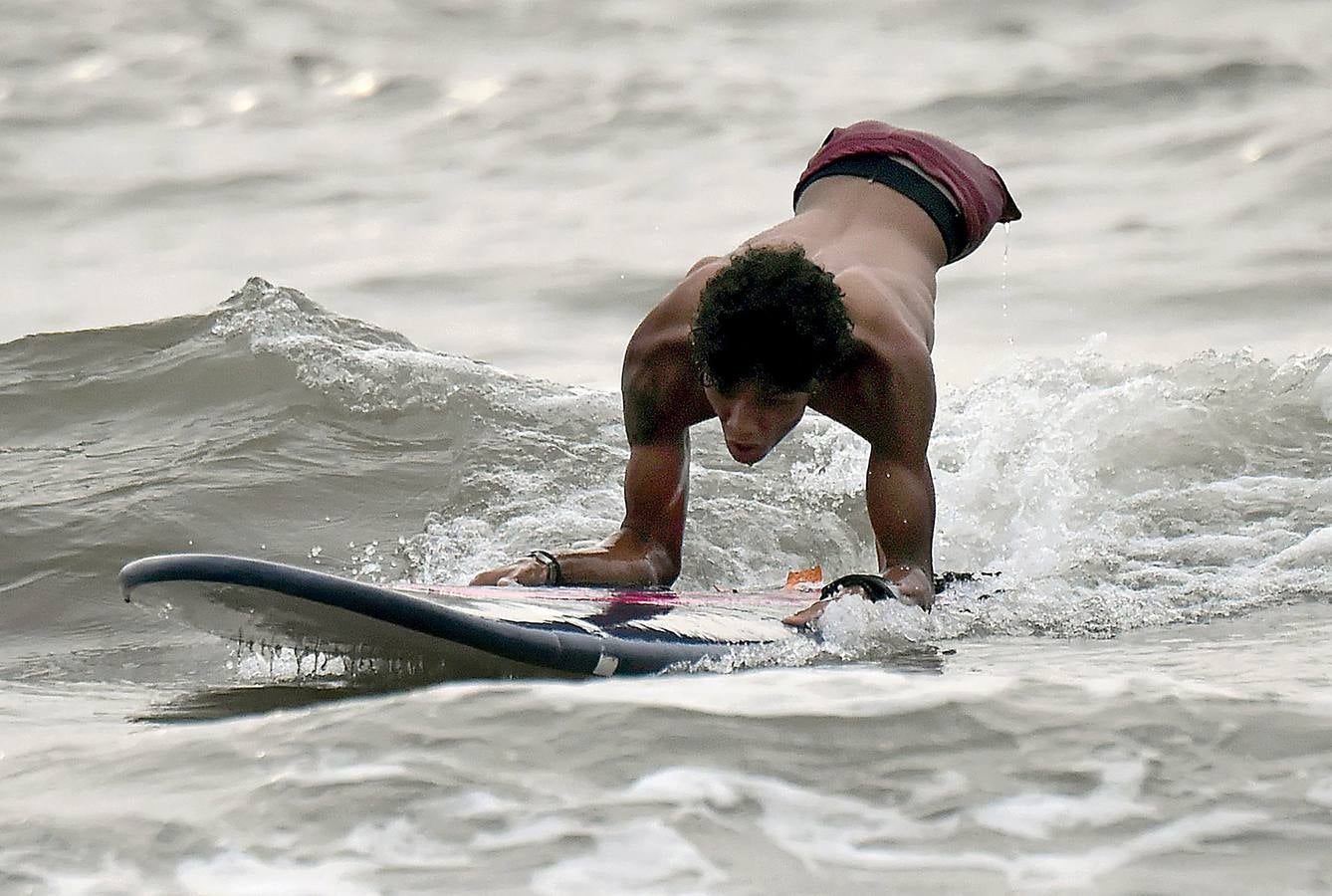 Alfonso Mendoza ha llegado muy lejos pese a su carencia. Surf, skate, charlas de motivación... Acaba de ser padre y se gana la vida cantando rap en los autobuses de Barranquilla.