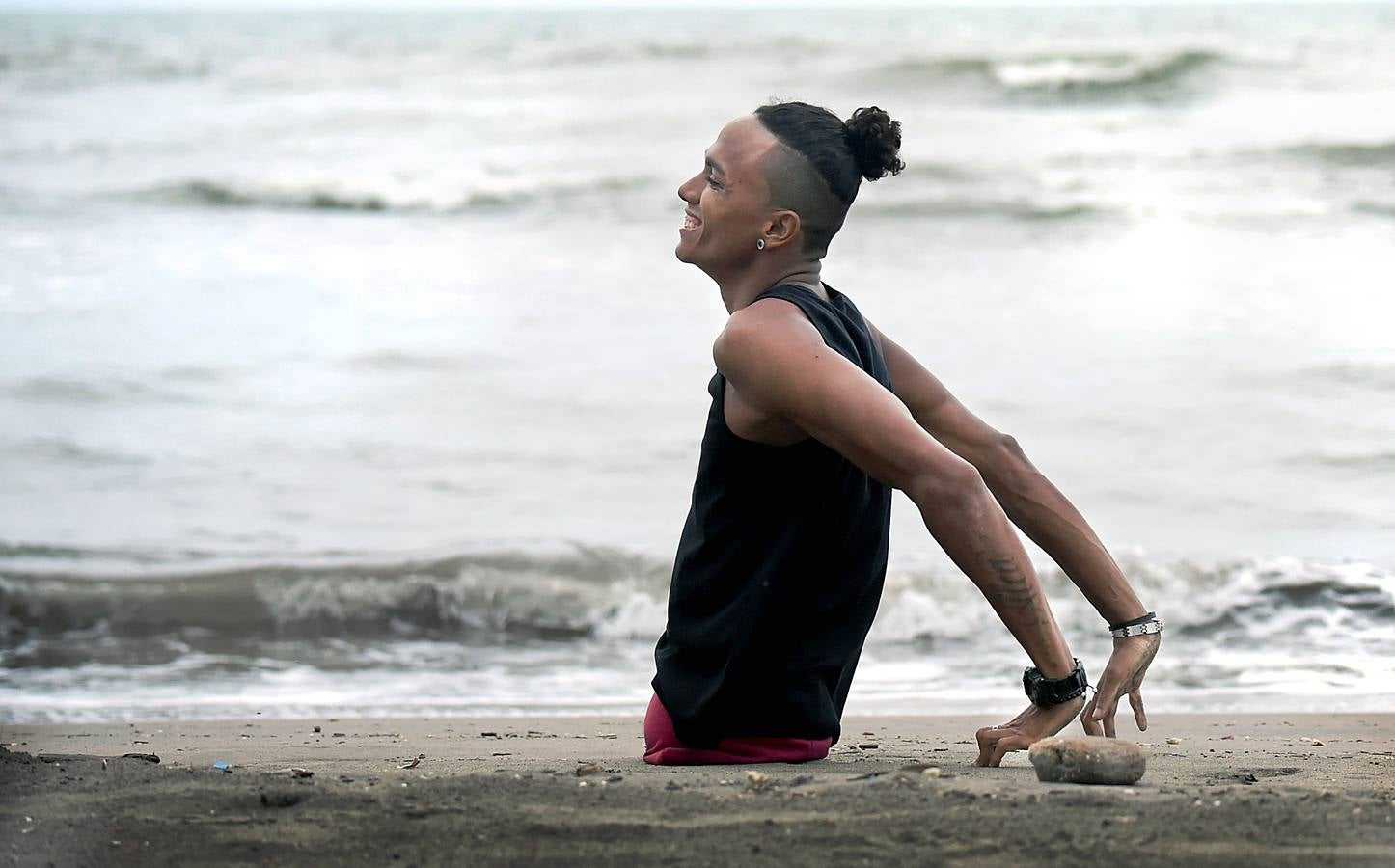 Alfonso Mendoza ha llegado muy lejos pese a su carencia. Surf, skate, charlas de motivación... Acaba de ser padre y se gana la vida cantando rap en los autobuses de Barranquilla.