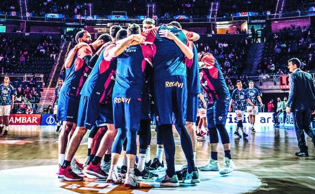 Los jugadores baskonistas hacen piña sobre el parqué del Buesa instantes antes de iniciar el derbi contra el Gipuzkoa Basket. 