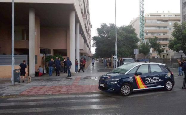 El individuo que lanzó al vacío a la hija de unos amigos en Málaga se creía perseguido