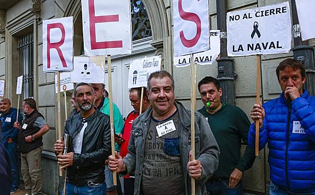 Concentración de los trabajadores de La Naval frente al Parlamento vasco.