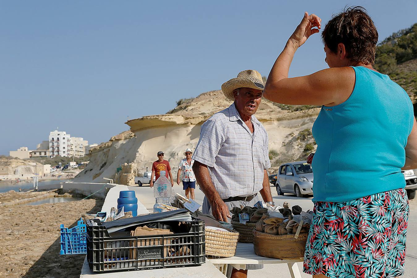 Zebbug, en la isla de Gozo, en Malta, es una pequeña localidad famosa por sus finos encajes; por los olivos, que le dieron el nombre, y por la sal. A ella se dedican numerosos habitantes que, como Josephine Xuereb y Rosa Cini (en las fotos), la tratan y almacenan en salinas excavadas en roca y en paneles de evaporación, que se extienden a lo largo de la costa, de la misma forma que hicieron otras generaciones desde hace más de 350 años. 