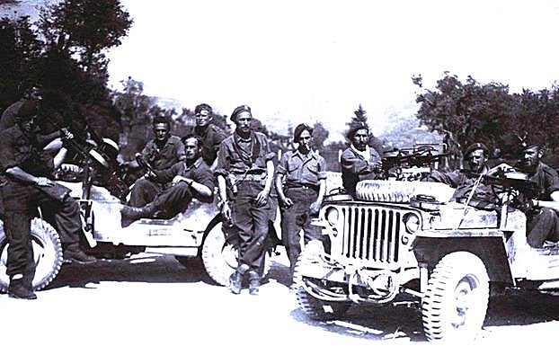 Balerdi, fumando en el centro, con sus compañeros de armas.