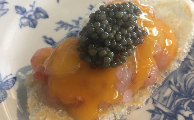 Tartar de carabineros con yema y caviar. 