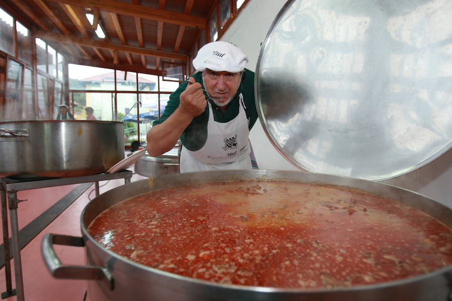 Fotos: Cientos de visitantes rinden culto a la sabrosa pinta alavesa en Pobes