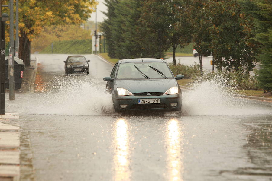 Fotos: Viento, lluvia intensa y balsas de agua en este domingo en Vitoria