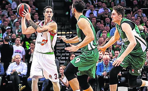 Luca Vildoza sale de la presión que realizan Leo Westermann y Laurynas Birutis.