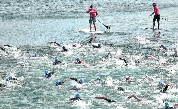 Decenas de nadadores compiten en una de las pruebas de la travesía benéfica en aguas de Zierbena. 