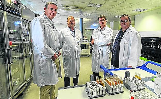 El equipo del Centro Vasco de Transfusiones, compuesto por Fernando Urbano, Miguel Ángel Vesga, Iñigo Salaverri y Antón Cabo, a la derecha.
