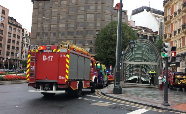 Efectivos de emergencia se han desplazado a la estación de Moyua.