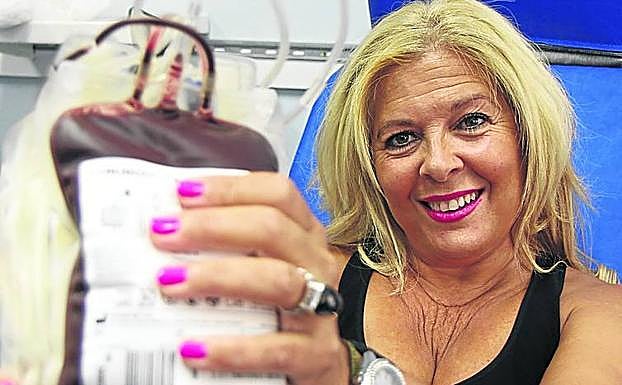 La bilbaína Inmaculada Baranda, con su donación.