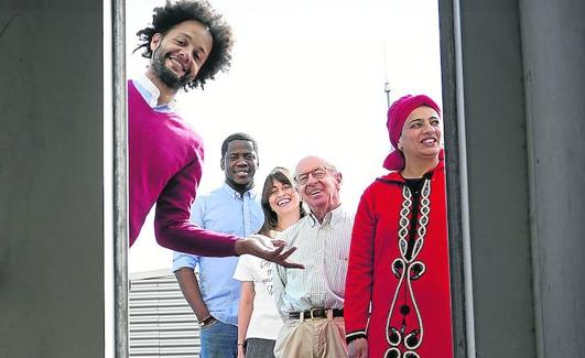 Belinga, con Kikadi Daniel, Beatriz González, Curro Gorostiaga y Nadia Moussanba, en la azotea de Harrobia, en San Francisco.