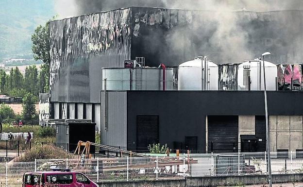 El fuego arrasó la planta de Aldanondo en Salvatierra. 