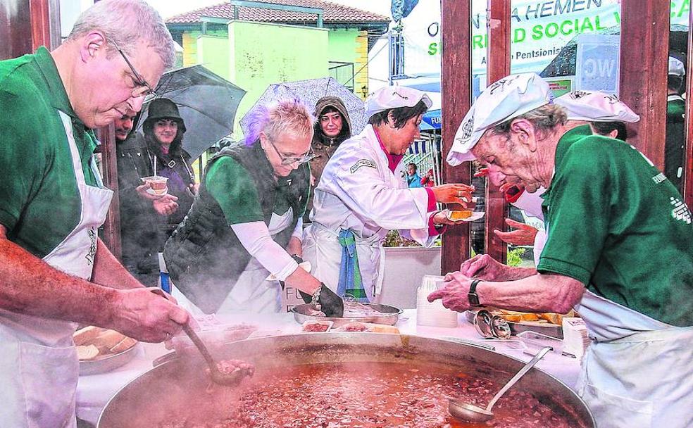 Los cocineros de Boilur prepararon 1.500 raciones de alubia pinta alavesa que repartieron entre los asistentes a la feria de Pobes. 
