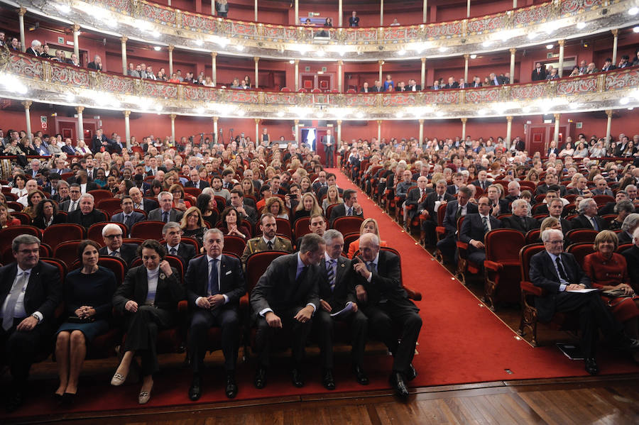 Felipe VI conversa animadamente con Txomin Bereciartua, fundador de Novia Salcedo, y Luis Cañada, presidente de la fundación, con el lehendakari, la ministra Valerio, Bakartxo Tejeria y Juan Maria Aburto.