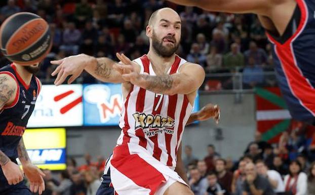 Spanoulis pasa el balón en el Buesa Arena. 