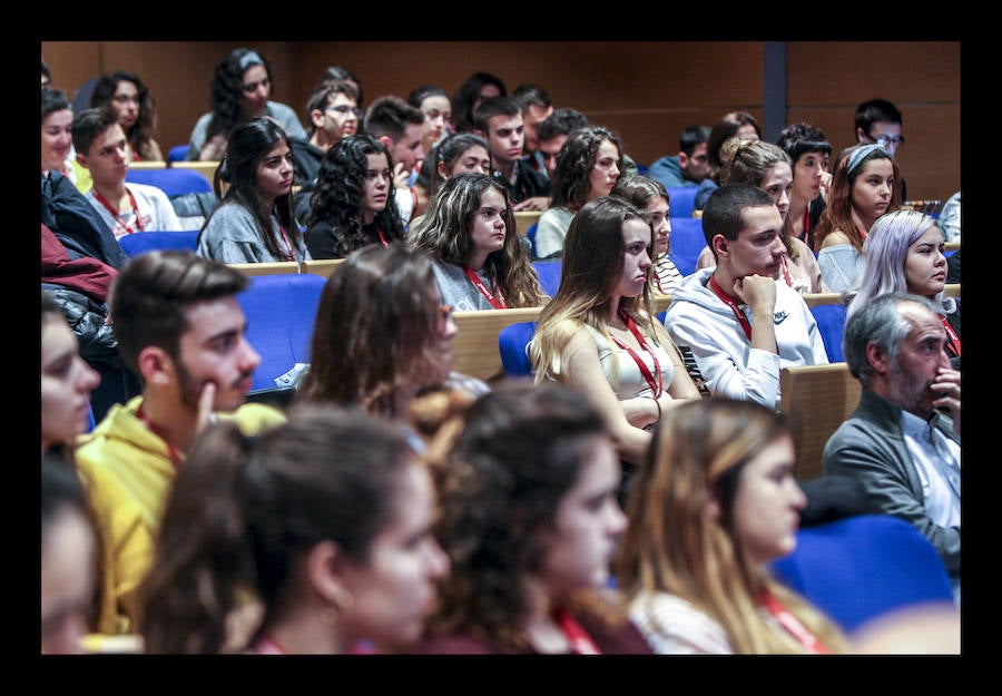Alrededor de 150 universitarios participan en Gazte Up en una jornada dedicada a difundir pautas e iniciativas para encontrar trabajo