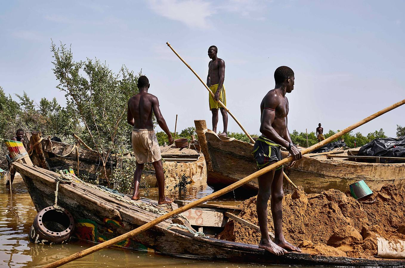 El auge de la construcción en Bamako, la capital de Mali, ha generado un espectacular aumento de la demanda de ladrillos fabricados con arena de alta calidad excavada a mano desde el lecho del río Níger. A esta ardua y peligrosa actividad se dedican decenas de personas, que acuden al lugar de extracción desde cientos de kilómetros y arriesgan sus vidas por alrededor de seis euros al día. Las corrientes y tormentas ponen muy a menudo en peligro sus frágiles embarcaciones