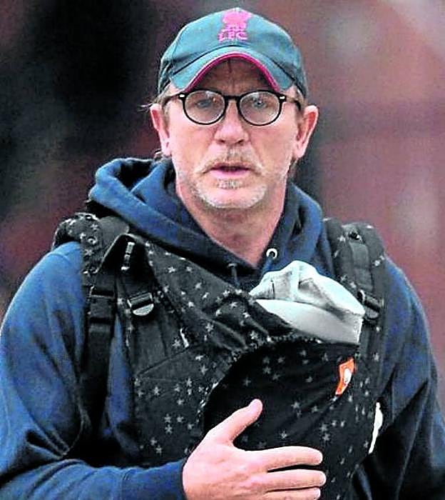 Craig lleva a la hija que tuvo hace un mes con Rachel Weisz. :: r. c.