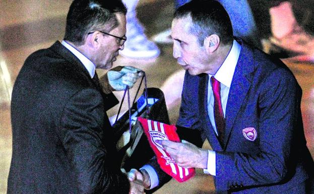 Pedro Martínez y David Blatt intercambian obsequios antes del partido. 