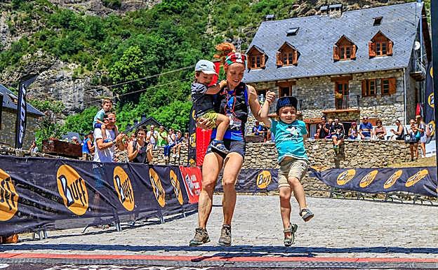 Oihana Azkorbebeita con sus hijos en la meta de la carrera de la Copa del Mundo en Barruera (Lleida), donde quedó segunda.