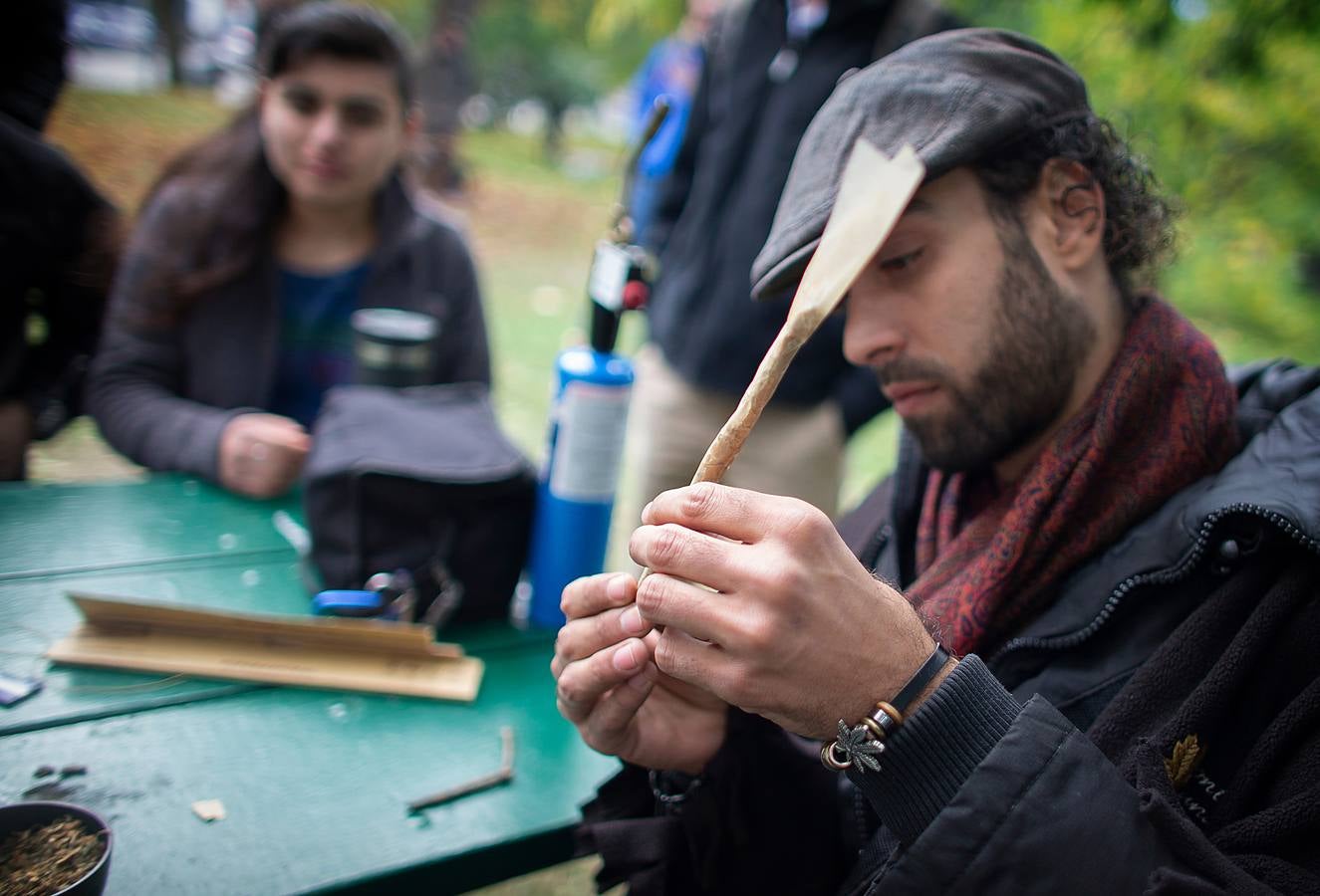 Canadá se ha convertido en la primera nación -después de Uruguay-, que ha legalizado y regulado la venta de marihuana para uso recreativo. Tras más de un siglo de prohibición las fiestas no se hicieron esperar y decenas de personas se congregaron en el parque Trinity Bellwoods, en Toronto, para celebrarlo. Algo parecido sucedió frente a los comercios, donde numerosos clientes desafiaron al frío para comprar su primer cannabis legal, comercializado a un precio medio de 6,7 euros el gramo.