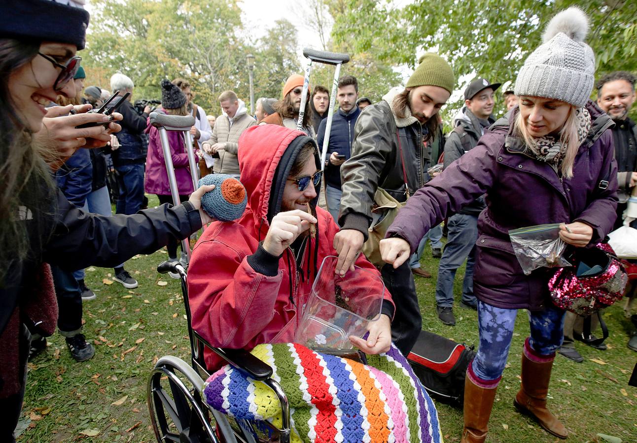 Canadá se ha convertido en la primera nación -después de Uruguay-, que ha legalizado y regulado la venta de marihuana para uso recreativo. Tras más de un siglo de prohibición las fiestas no se hicieron esperar y decenas de personas se congregaron en el parque Trinity Bellwoods, en Toronto, para celebrarlo. Algo parecido sucedió frente a los comercios, donde numerosos clientes desafiaron al frío para comprar su primer cannabis legal, comercializado a un precio medio de 6,7 euros el gramo.