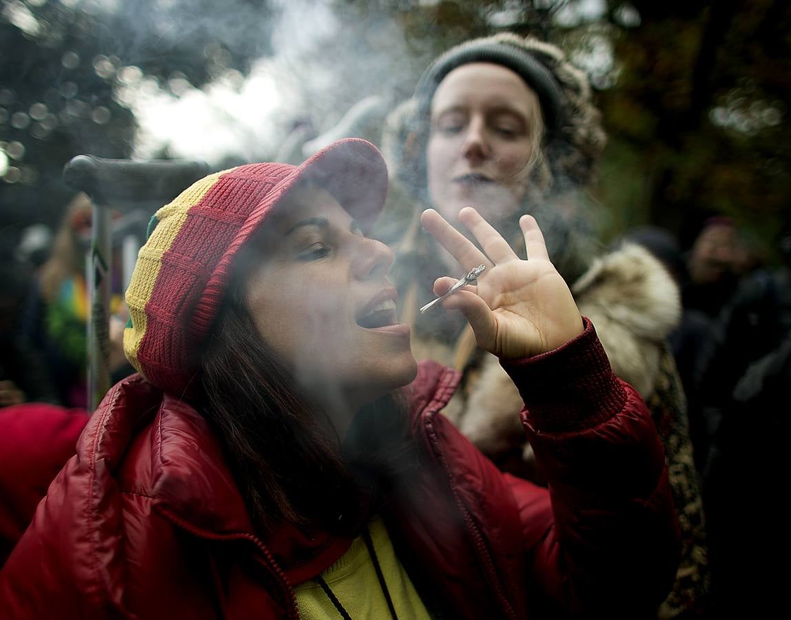 Canadá se ha convertido en la primera nación -después de Uruguay-, que ha legalizado y regulado la venta de marihuana para uso recreativo. Tras más de un siglo de prohibición las fiestas no se hicieron esperar y decenas de personas se congregaron en el parque Trinity Bellwoods, en Toronto, para celebrarlo. Algo parecido sucedió frente a los comercios, donde numerosos clientes desafiaron al frío para comprar su primer cannabis legal, comercializado a un precio medio de 6,7 euros el gramo.