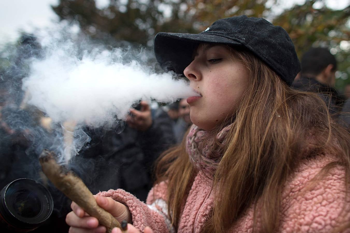 Canadá se ha convertido en la primera nación -después de Uruguay-, que ha legalizado y regulado la venta de marihuana para uso recreativo. Tras más de un siglo de prohibición las fiestas no se hicieron esperar y decenas de personas se congregaron en el parque Trinity Bellwoods, en Toronto, para celebrarlo. Algo parecido sucedió frente a los comercios, donde numerosos clientes desafiaron al frío para comprar su primer cannabis legal, comercializado a un precio medio de 6,7 euros el gramo.