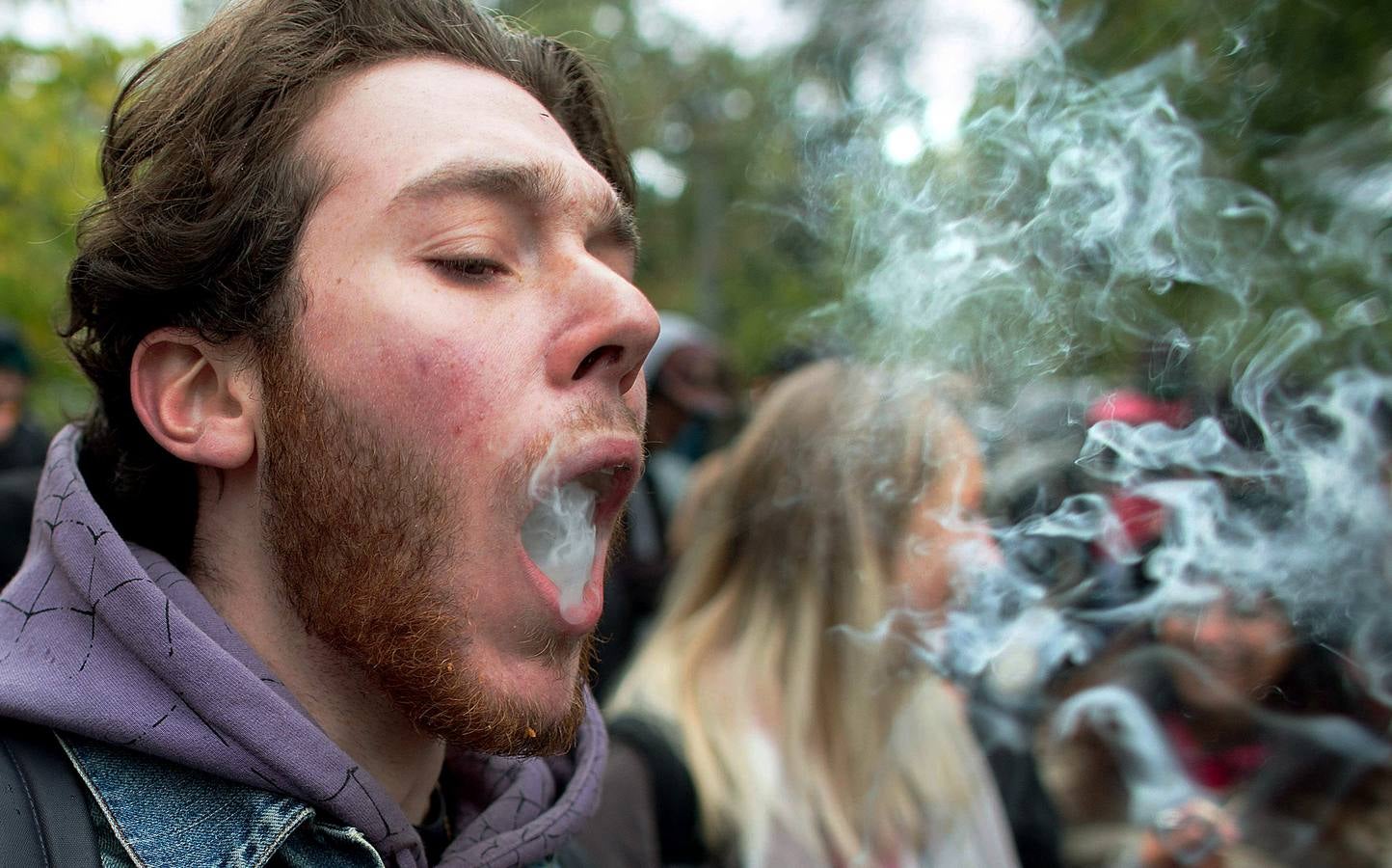 Canadá se ha convertido en la primera nación -después de Uruguay-, que ha legalizado y regulado la venta de marihuana para uso recreativo. Tras más de un siglo de prohibición las fiestas no se hicieron esperar y decenas de personas se congregaron en el parque Trinity Bellwoods, en Toronto, para celebrarlo. Algo parecido sucedió frente a los comercios, donde numerosos clientes desafiaron al frío para comprar su primer cannabis legal, comercializado a un precio medio de 6,7 euros el gramo.