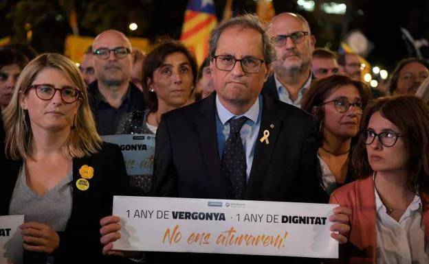 La portavoz Elsa Artadi (izq.) y el president de la Generalitat Quim Torra (centro)