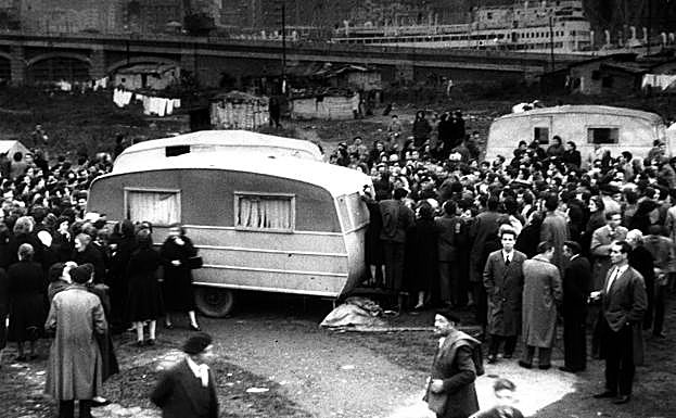 Los curiosos se colaban entre las caravanas.