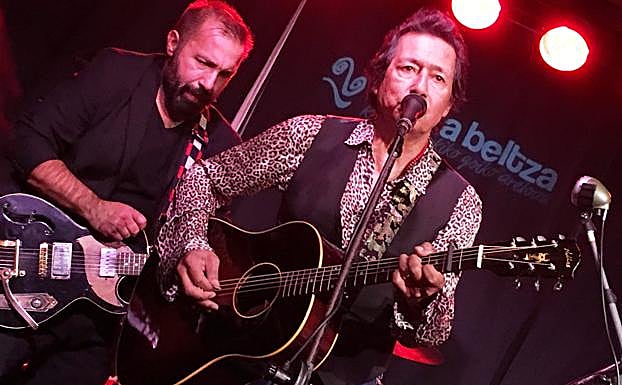 Escovedo con la acústica, respaldado a la eléctrica por Don Antonio.