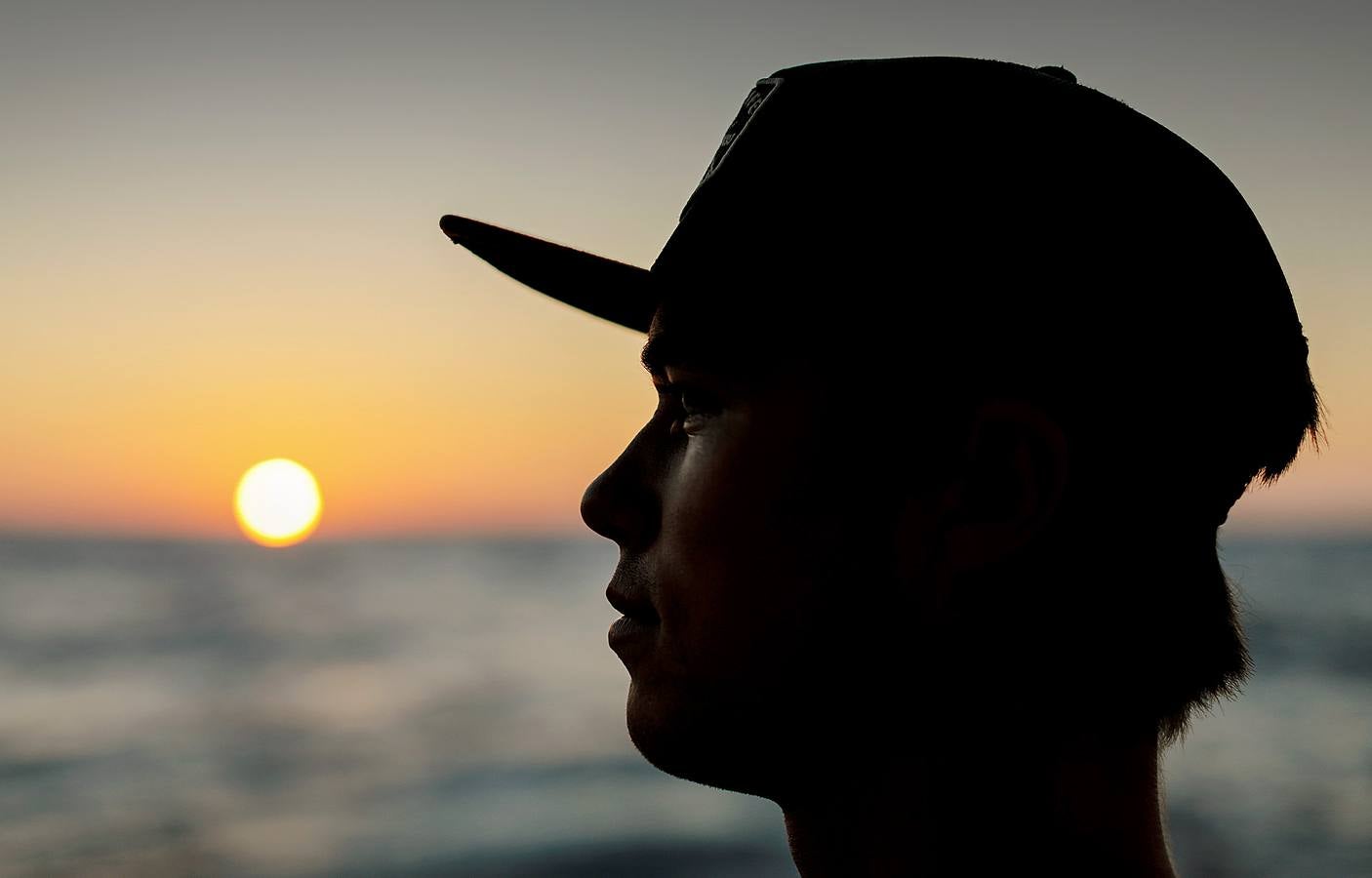 A principios de septiembre, Ryder Devoe, de 19 años, emergió de las azules aguas de San Diego con su neopreno de camuflaje, gritando: «lo atrapé». Un hermoso ejemplar de atún rojo de más de 90 kilos, una especie que apenas se veía en las costas californianas desde hacía décadas, había sido alcanzado por su arpón. Devoe, a quien además del buceo libre también apasiona el surf, se siente feliz. «Este año mi objetivo es cabalgar las olas más grandes de México y capturar otro atún de aleta amarilla.»